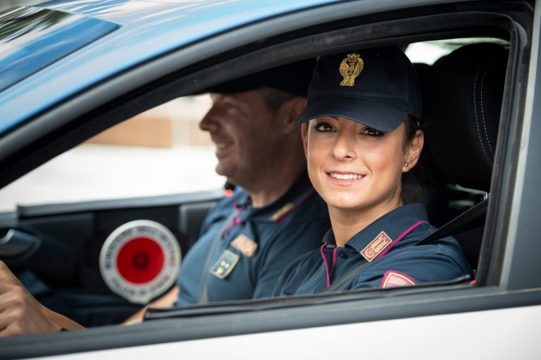 Anziano smarrito a Terranuova Bracciolini, ritrovato dalla polizia grazie a un commerciante