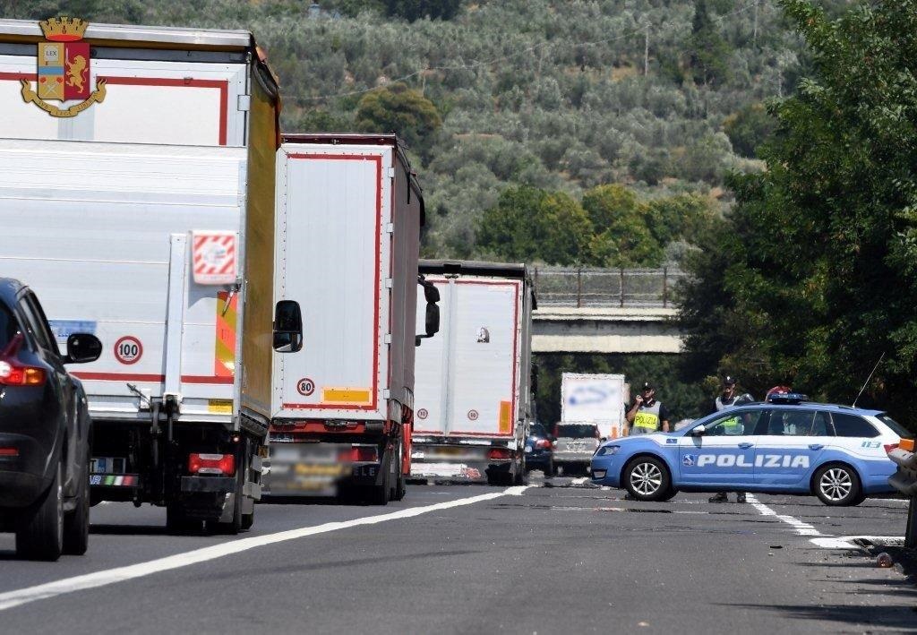 Polizia controlli mezzi pesanti