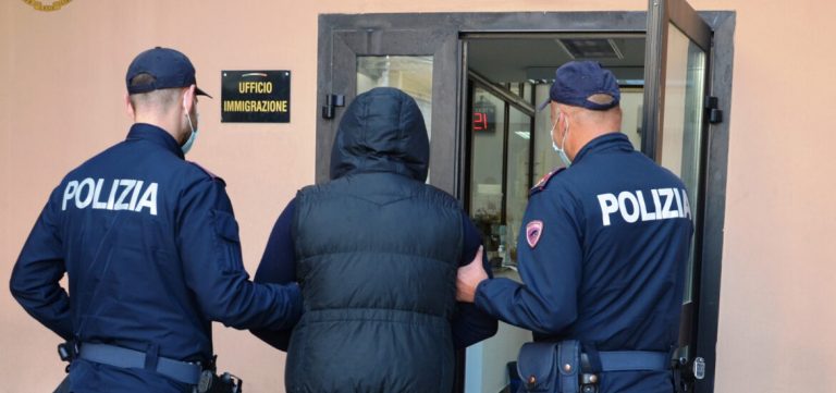Pakistano in preda ad una crisi mistica e armato di coltello fermato con il Taser e poi rimpatriato