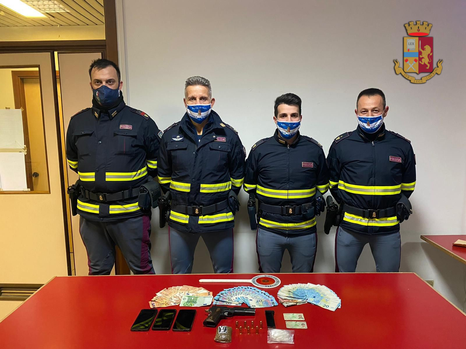 Arrestati due trafficanti con droga e una pistola