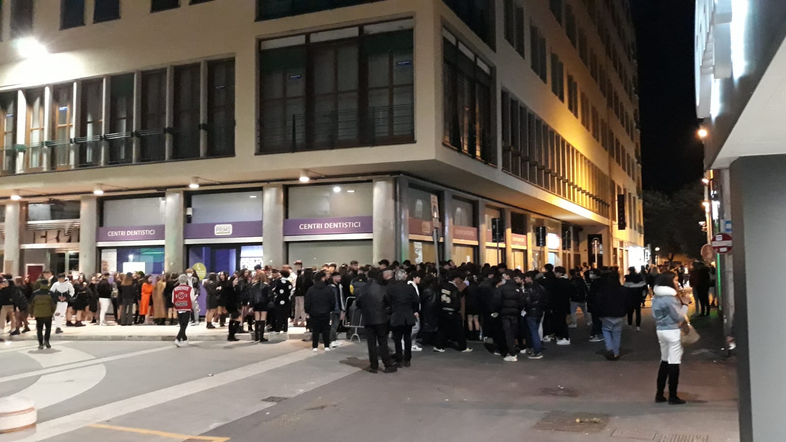 Arezzo, giovani in fila per entrare in discoteca
