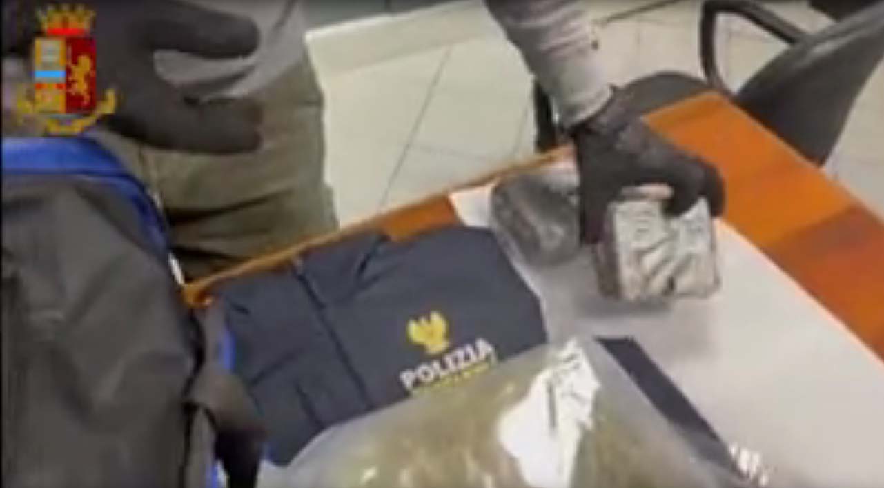 Titolare di un autolavaggio trovato con più di 7kg di droga, arrestato dalla polizia