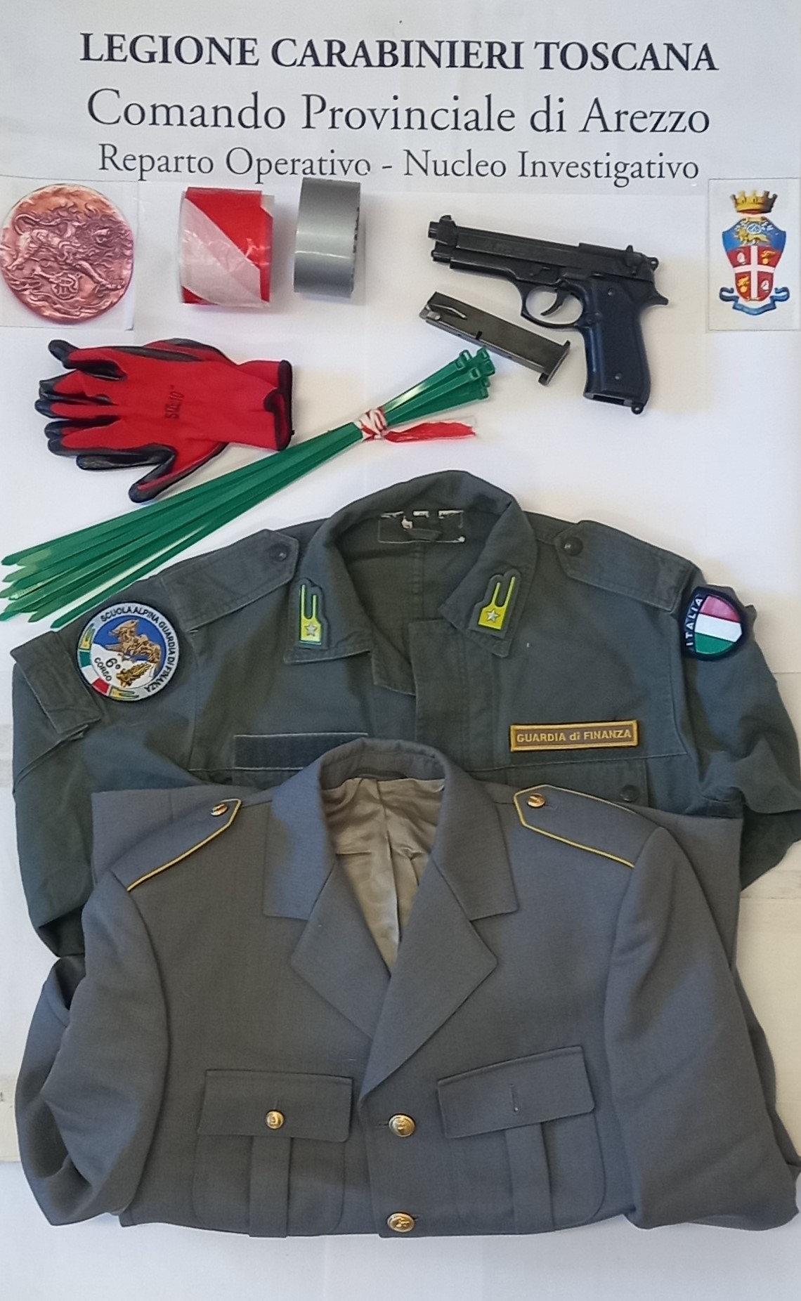 In trasferta dalla Campania ad Arezzo con uniforme della Guardia di Finanza arrestato