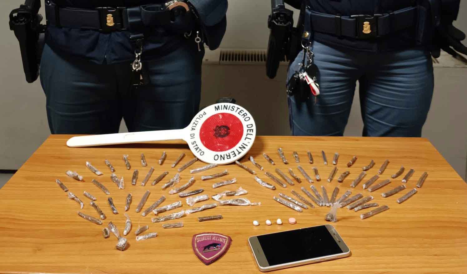 23enne aggredisce due giovani e viene trovato con hashish e cocaina