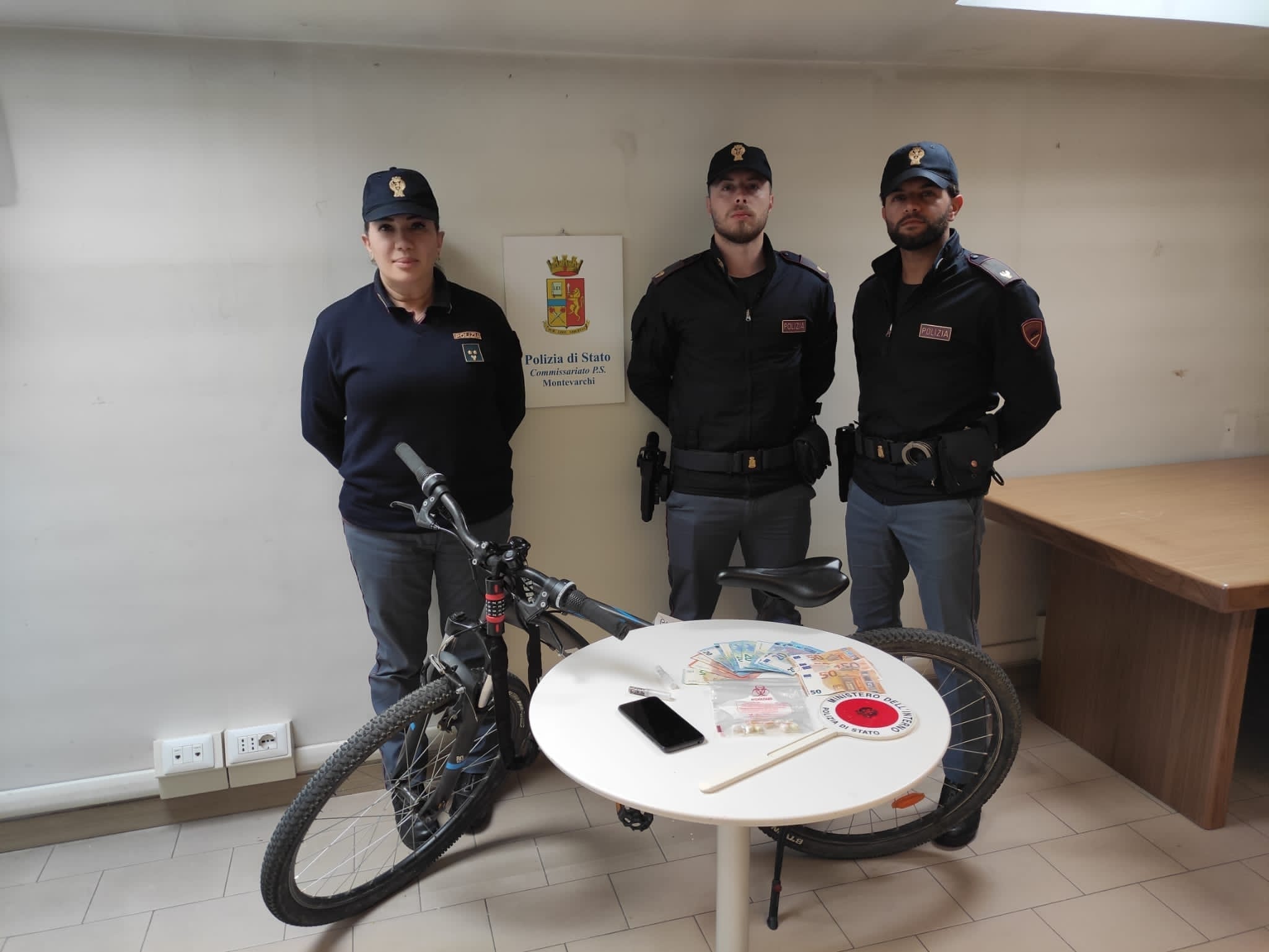 Fermato dalla polizia ingoia otto ovuli di eroina, arrestato