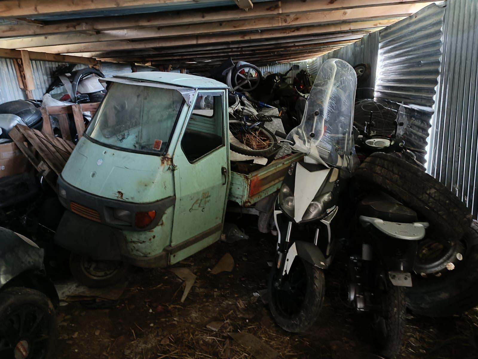Gestiva discarica abusiva di auto e moto, scatta il sequestro e la denuncia per un cinquantenne