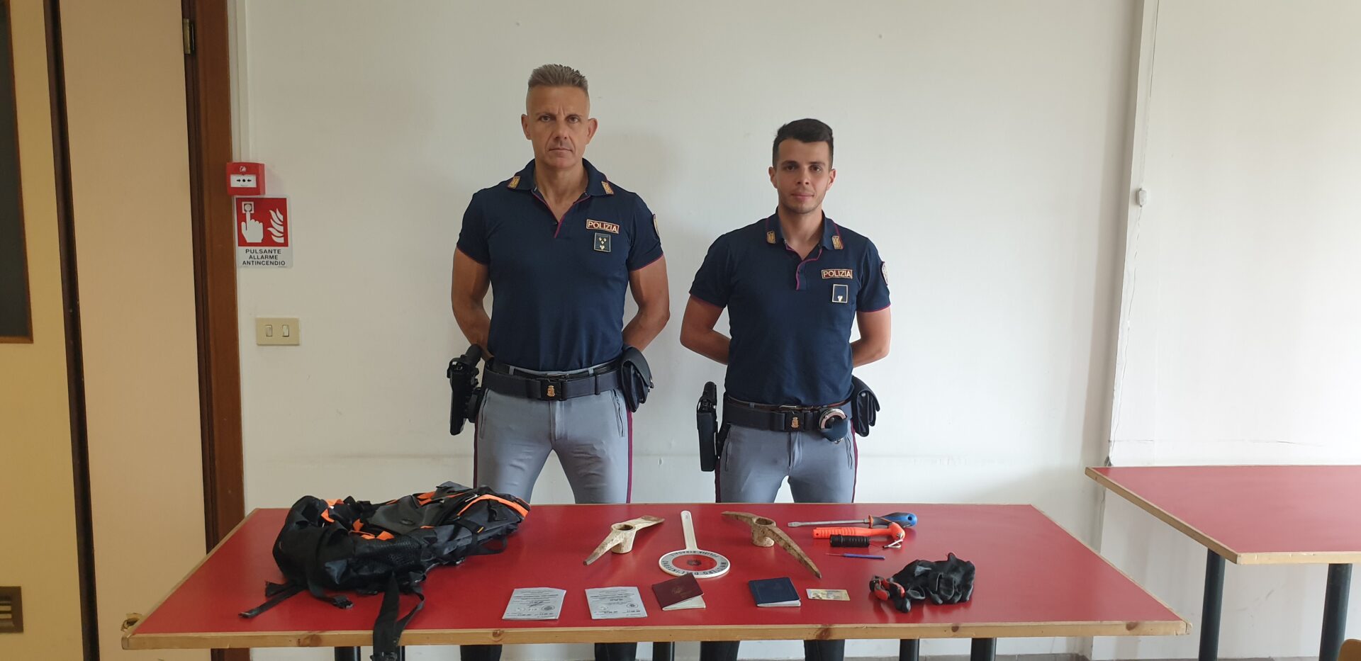 In viaggio in Autosole con documenti falsi e arnesi utili per effettuare furti arrestati due cileni