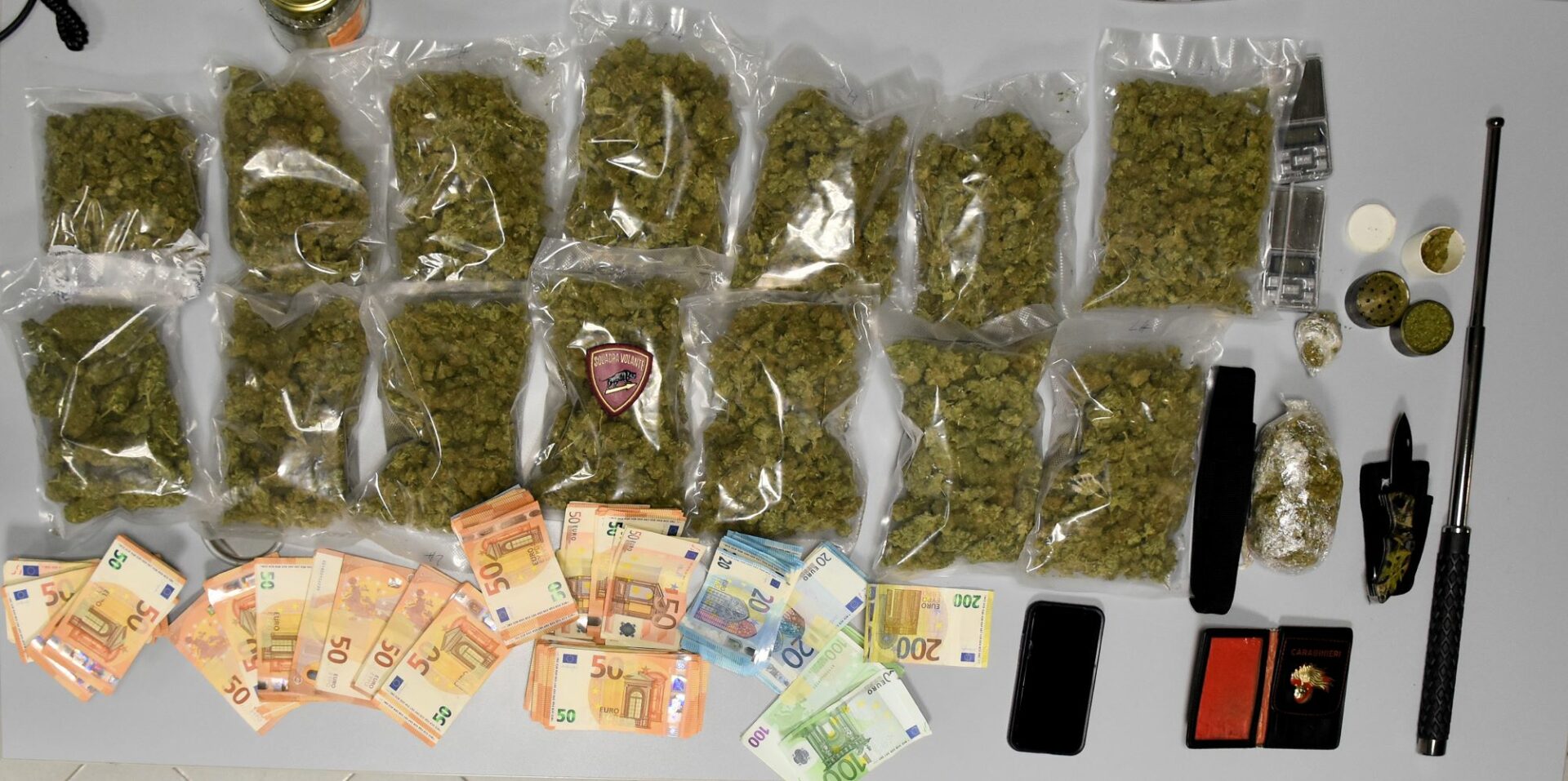 Trovato con un chilo e seicento grammi di marijuana e 32.000,00 euro in contanti, arrestato