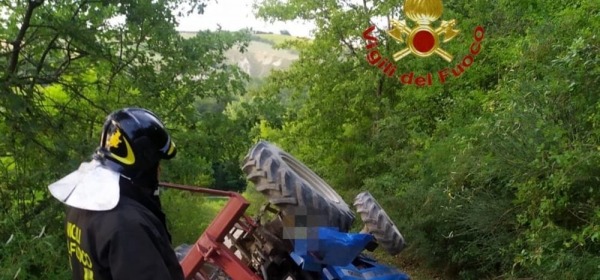 76enne perde la vita sotto il trattore Trattore ribaltato