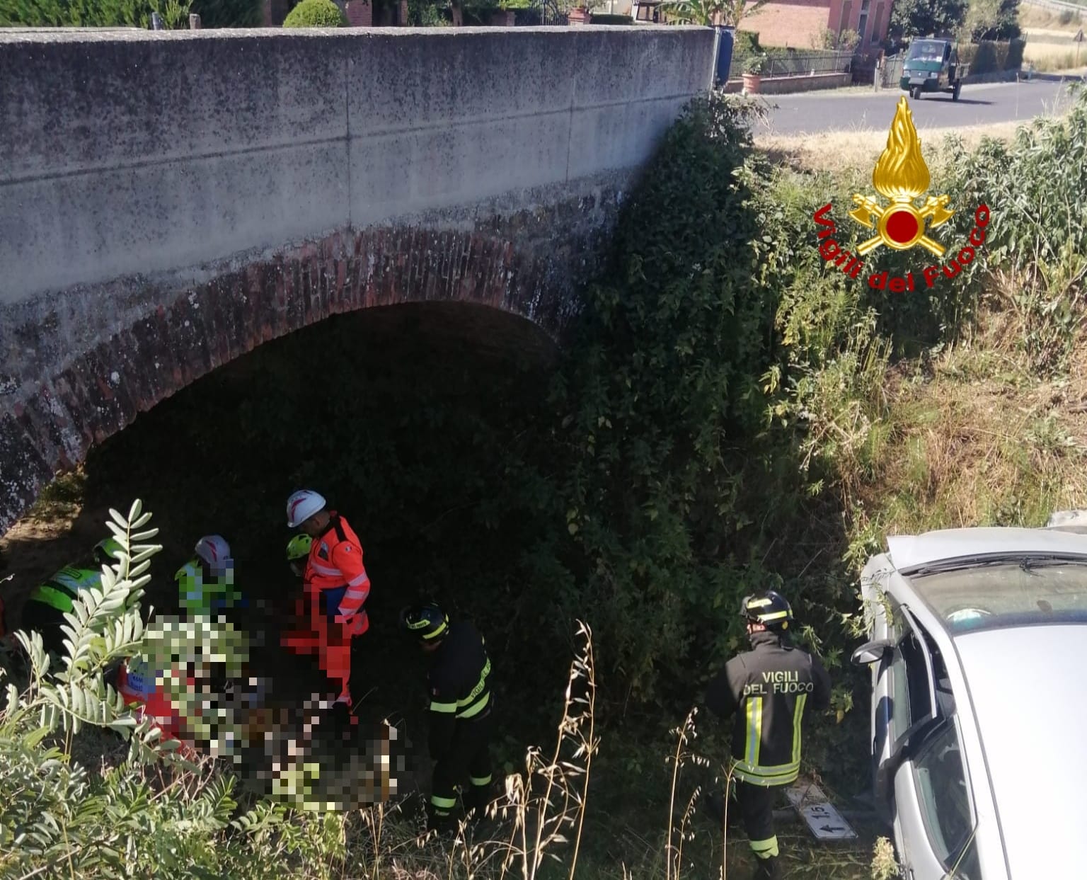 Auto fuori strada in prossimità di un ponte, ferita 25enne