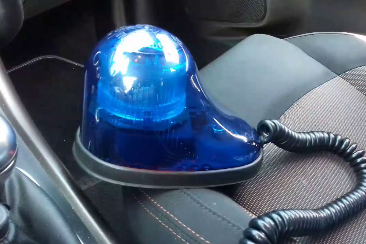 In giro con la propria auto usando il lampeggiante blu, inseguito e denunciato