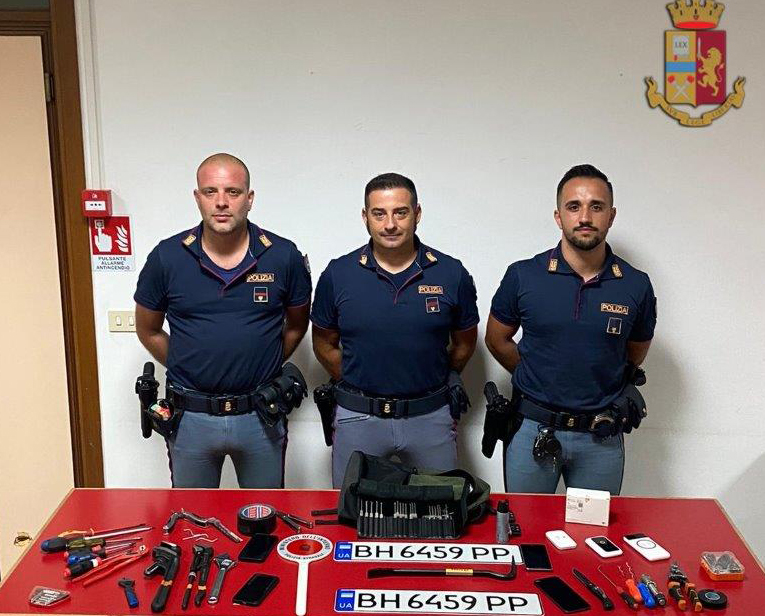 Mostra documenti falsi la Polizia di Stato lo arresta