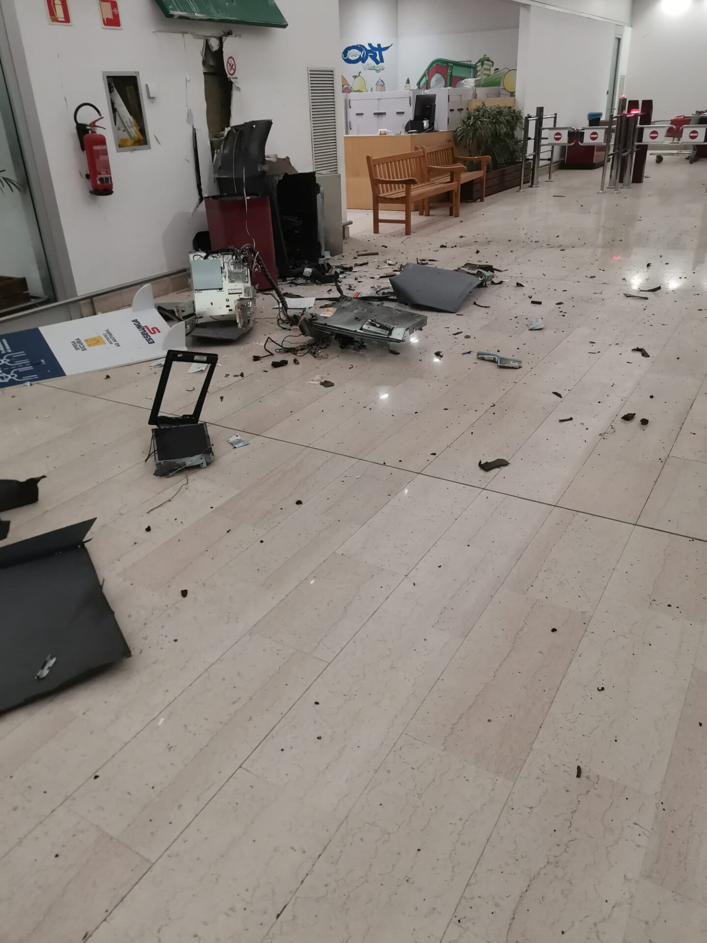 Sfondano vetrina e fanno saltare il bancomat all'Esselunga