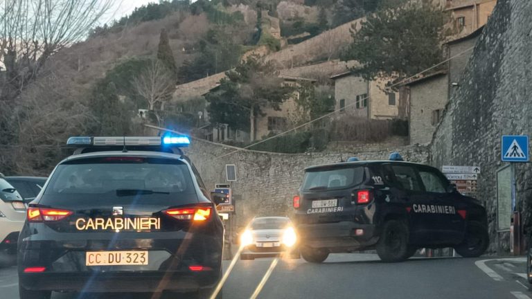 Rapina a mano armata in un negozio di Camucia: minacciata la commessa, banditi in fuga con il bottino