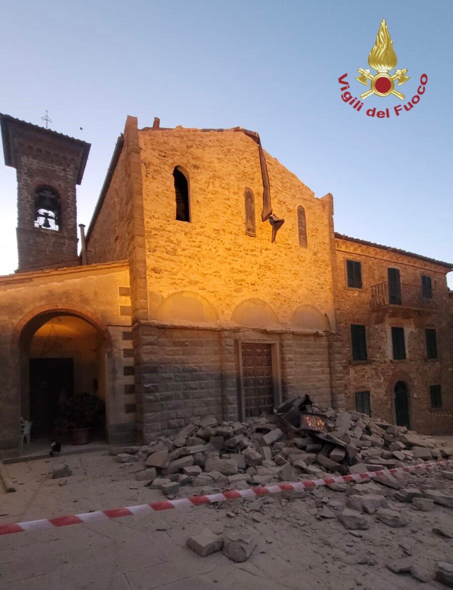 Civitella della Chiana crollano facciata e tetto della chiesa
