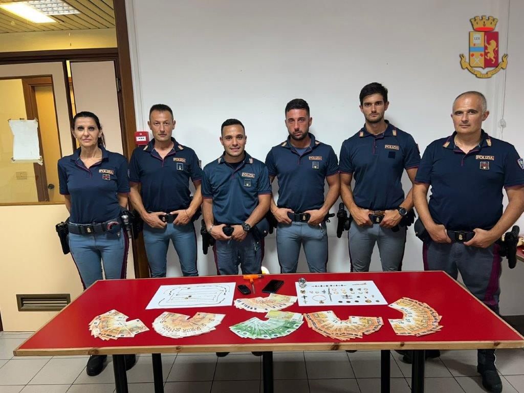 Giù le mani dagli anziani la Polizia di Stato di Arezzo e Firenze denuncia un giovane e recupera soldi e preziosi