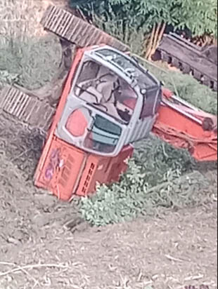 Ruspa si ribalta nel fossato intervento dei vigili del fuoco