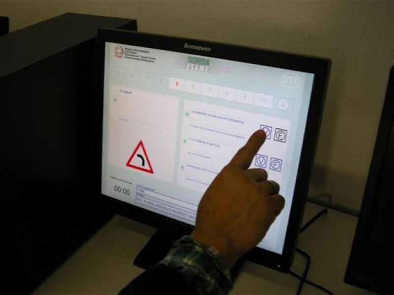 Si presenta a dare gli esami della patente di guida al posto di un connazionale