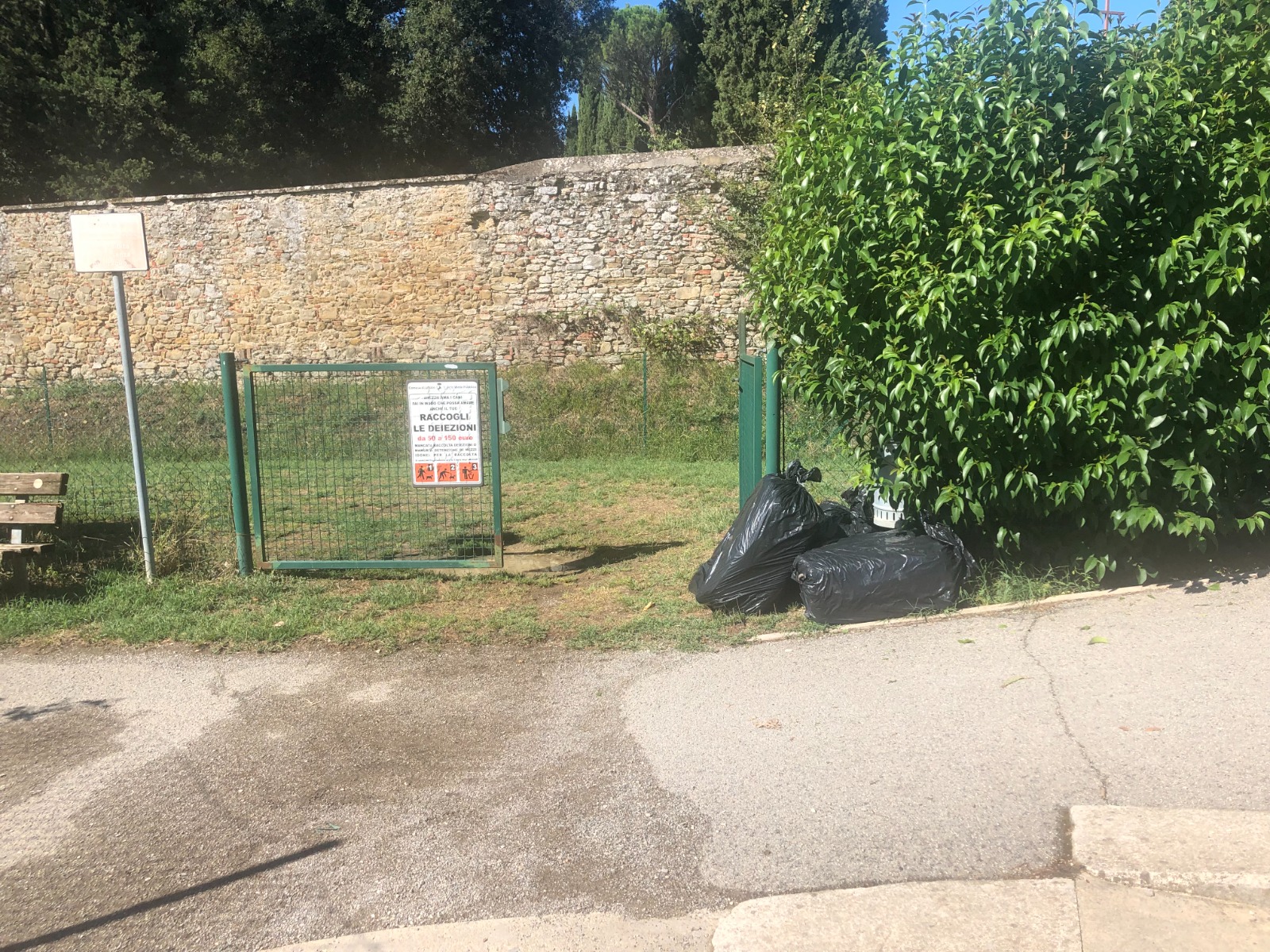 Villa Severi valigie nei sacchi neri