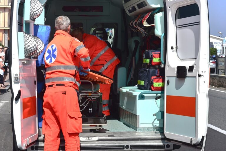 Incidente sul raccordo di Arezzo: due giovani feriti dopo lo scontro contro la segnaletica