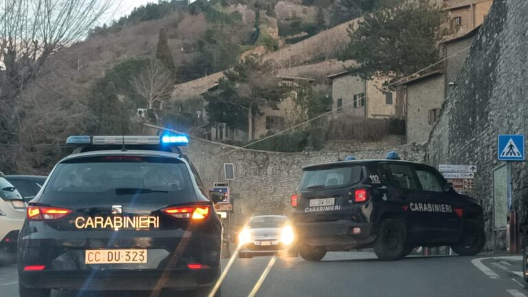 Violenza dopo una settimana di matrimonio: moglie aggredita con un bastone per gelosia