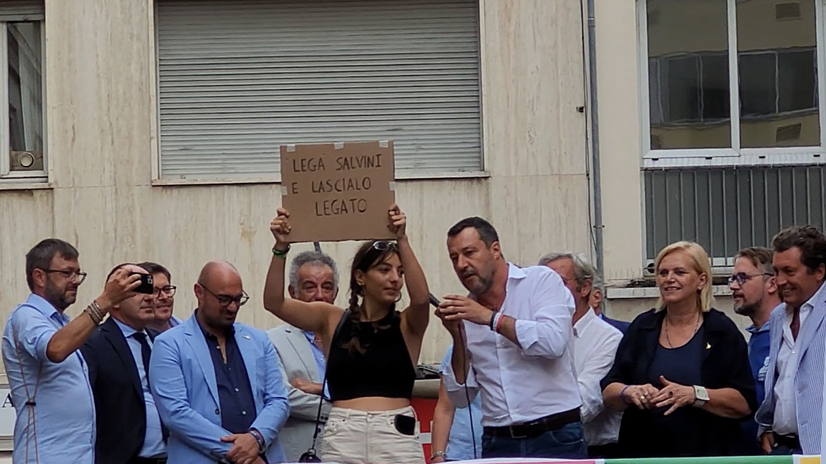 Cronaca foto video di un Salvini ad Arezzo tra contestazioni e talk show