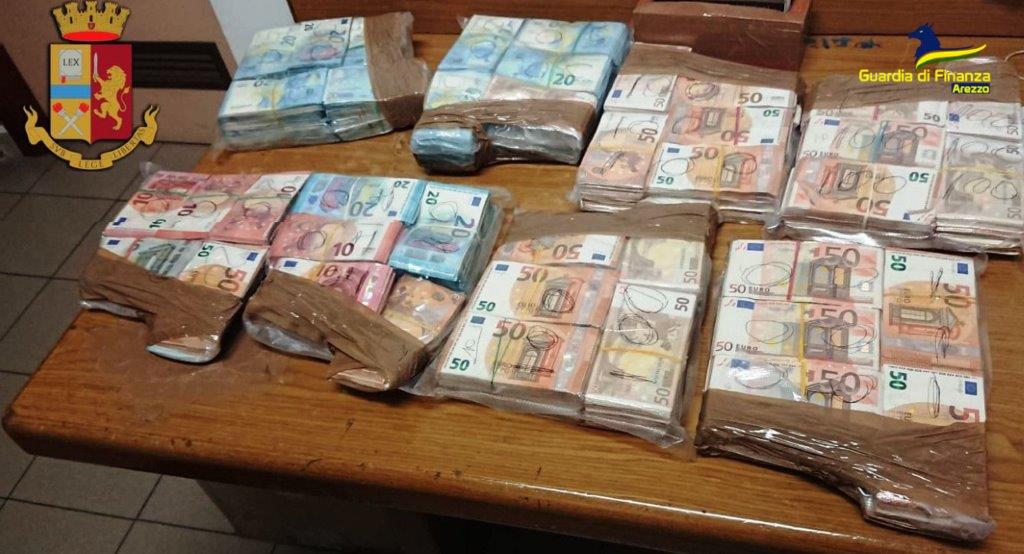 Guardia di Finanza 77.000 euro nascosti nello zaino