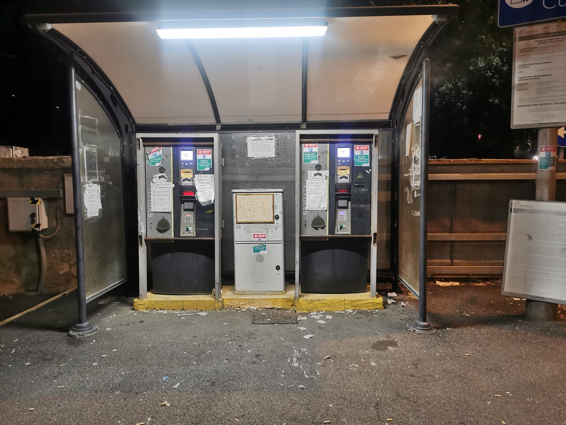 Parcheggio auto alla Stazione, casse per il pagamento-2