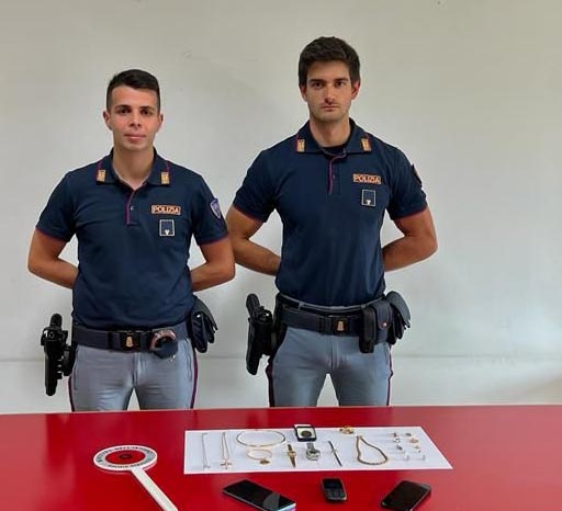 In A1 con i gioielli rubati dentro un calzino, denunciati in due