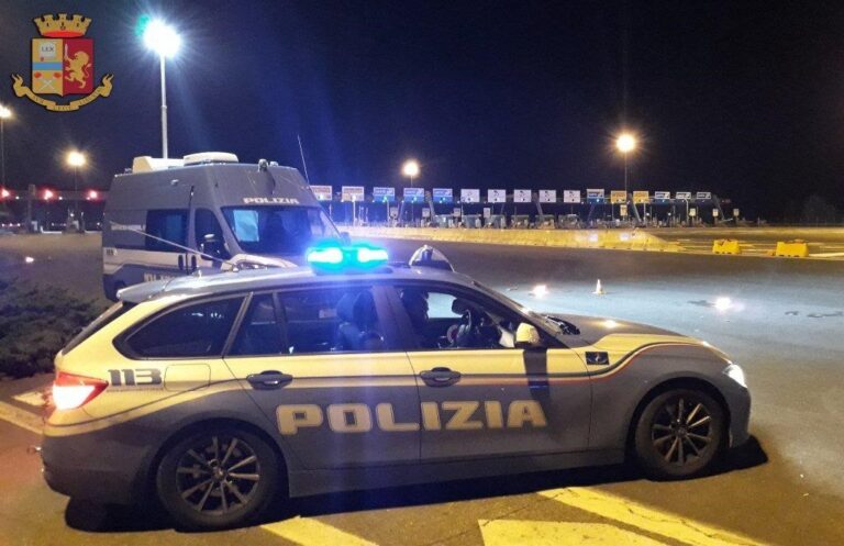 In viaggio sull’Autosole con 300 dollari falsi: la Polizia lo arresta