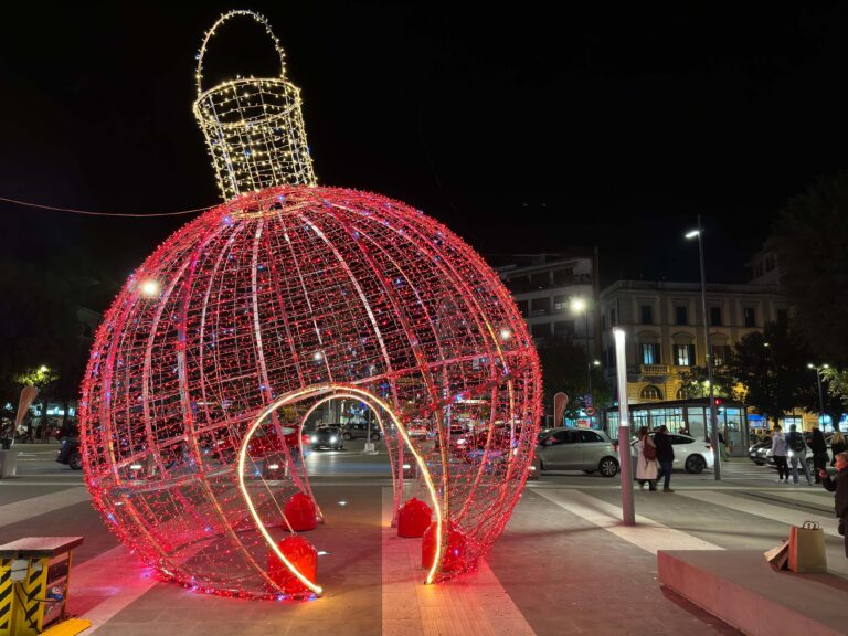 Arezzo, le installazioni luminose nel centro storico: foto