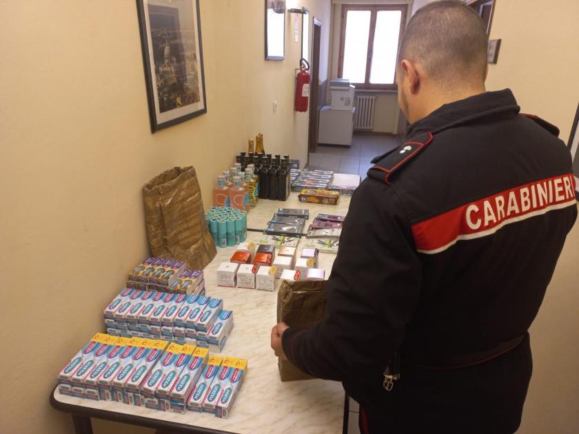 Armati di buste schermate rubano materiale tecnologico presi dai Carabinieri
