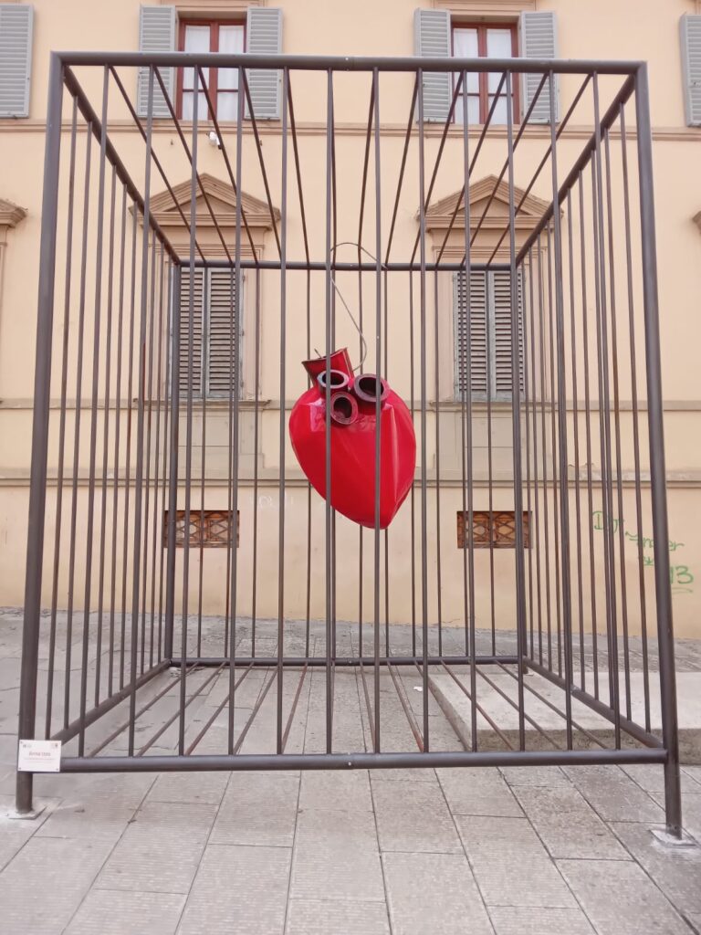 La violenza non è amore: installazione di Anna Izzo ad Arezzo, in Piazza della Badia