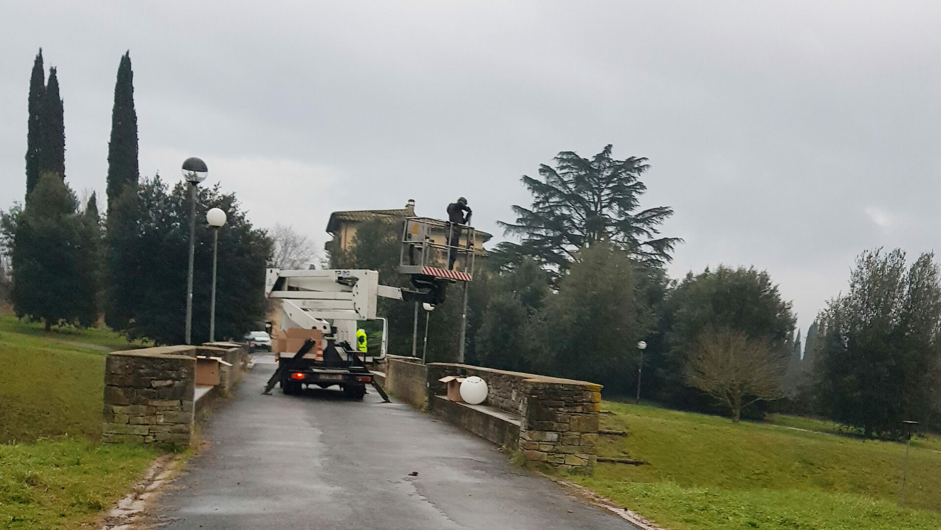 Sostituzione lampioni a Villa Severi
