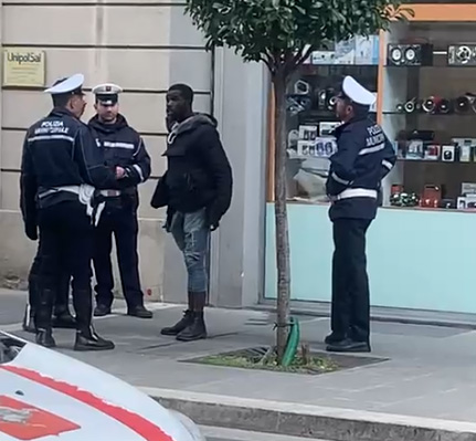 Storie di ordinaria follia in piazza Guido Monaco