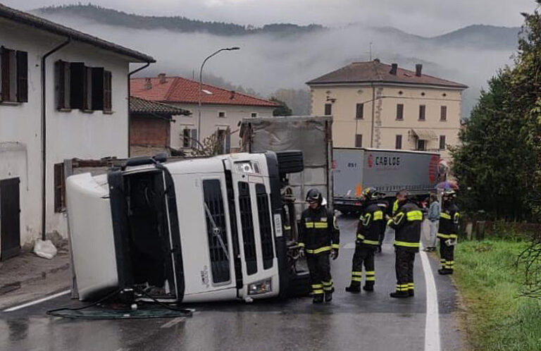 Le Ville: autoarticolato carico di tacchini si ribalta, ferito il conducente