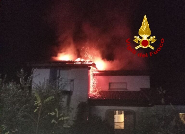 Incendio a Caprese Michelangelo : vigili del fuoco in azione e nessun ferito