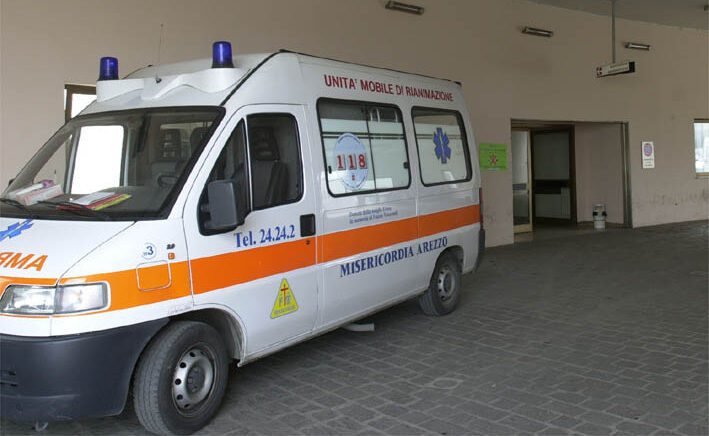 Scontro tra monopattino e auto ad Arezzo: 38enne ferito