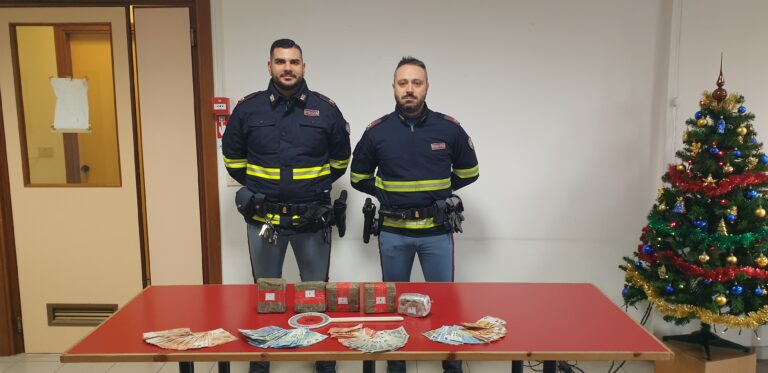 Arrestati in A1 con 2,5 kg di hascisc nel bagagliaio
