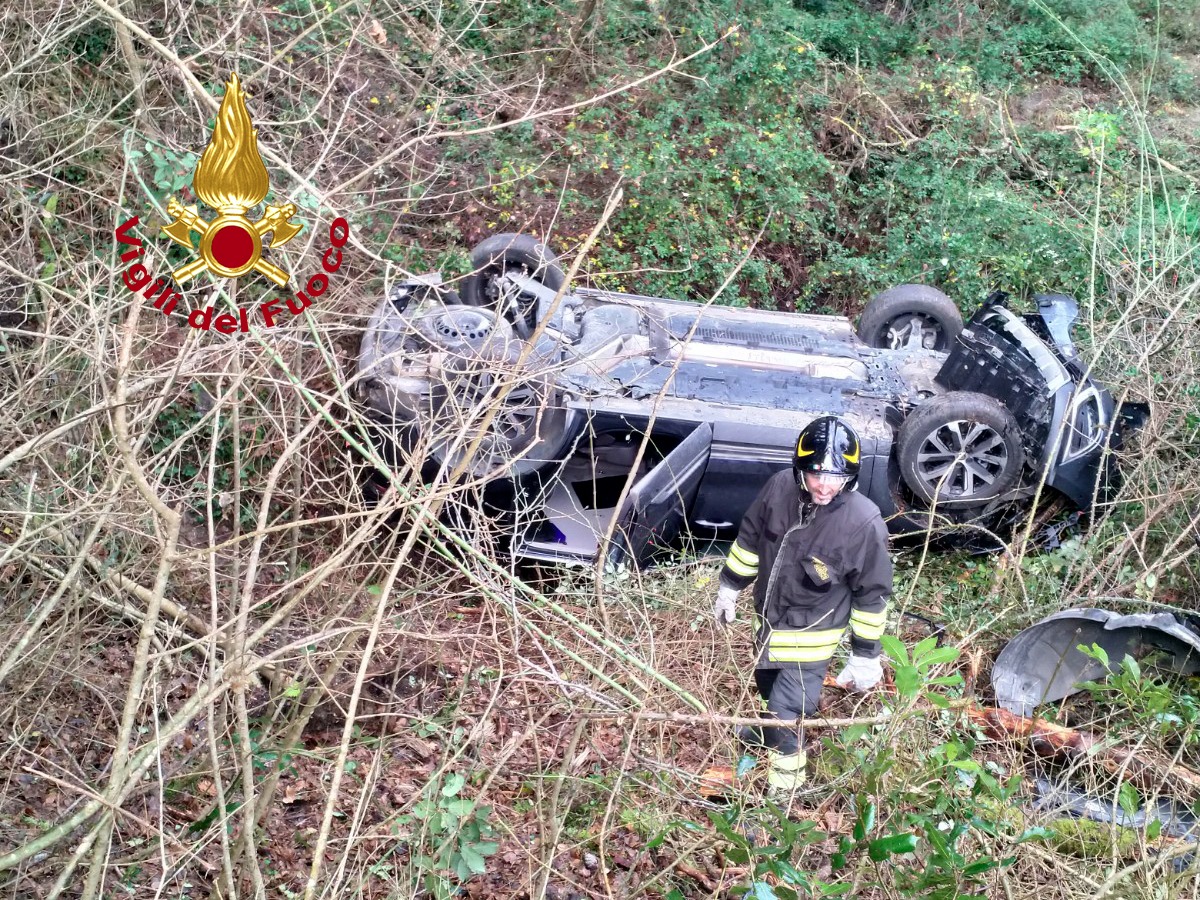 Auto finisce nella scarpata