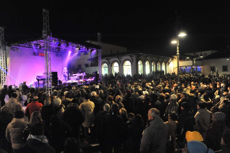 In piazza Sant’Agostino il saluto al 2022 e un cin cin di benvenuto al 2023