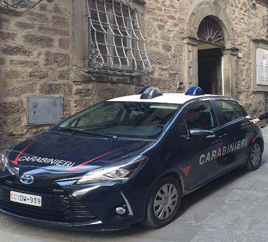 Aggressione brutale a Foiano della Chiana: 22enne colpito con un martello, sei giovani indagati