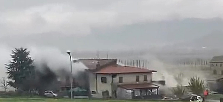 Esplosione e incendio a Fratta di Cortona, donna incinta trasportata in ospedale