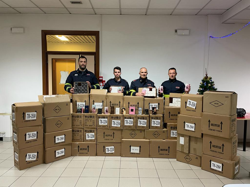 In A1 con 1.872 profumi di marca ma falsi sequestrati dalla polizia