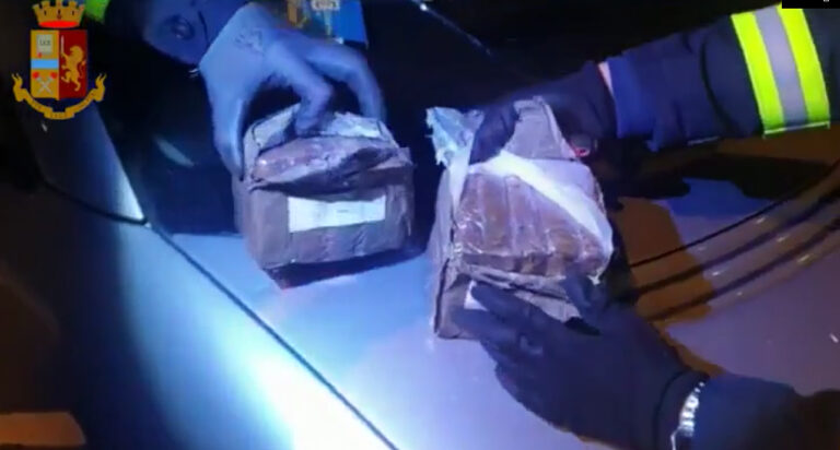 In autostrada con 2 chili di hascisc, arrestati (video)