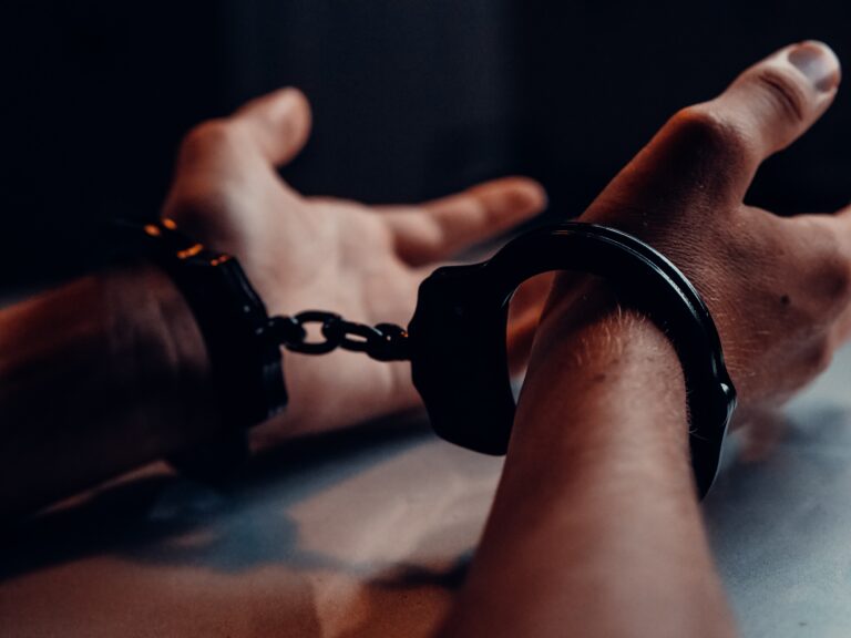 Montevarchi: maltrattamenti in famiglia, 21enne finisce in carcere