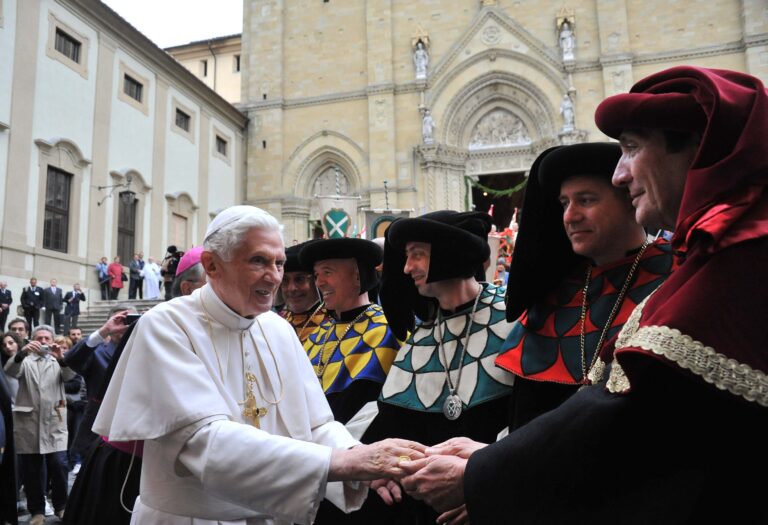 Morto Papa Benedetto XVI: la sua visita pastorale ad Arezzo e Sansepolcro nel 2012 (foto)