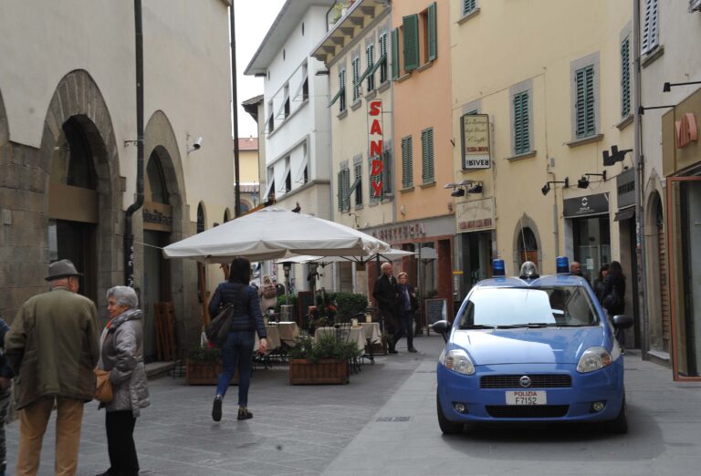 Furto con strappo in pieno centro: la Polizia arresta un uomo grazie all’intervento di due giovani camerieri