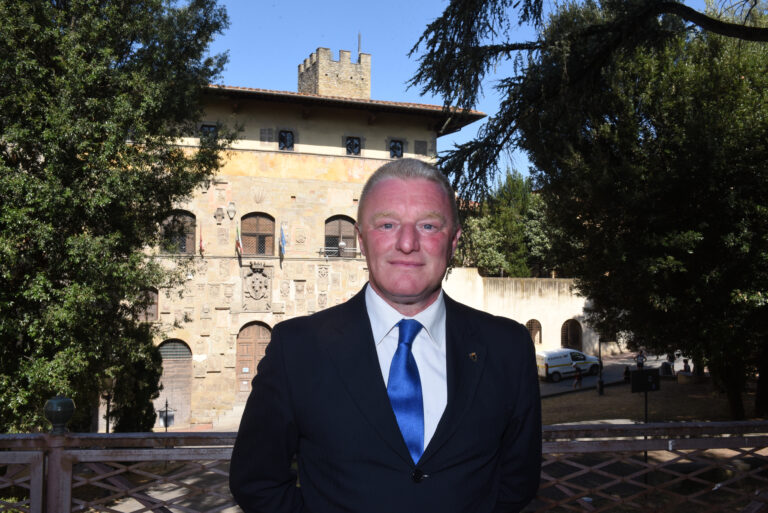 “Oltre la siepe, meglio la luce del buio”
