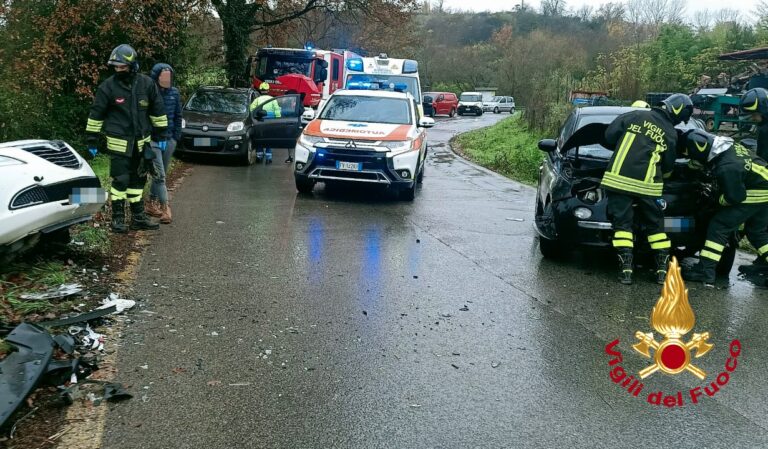 Scontro frontale tra auto ferite le due conducenti